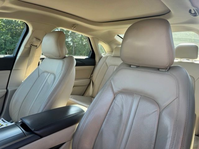 Used 2017 White Lincoln Reserve image 23