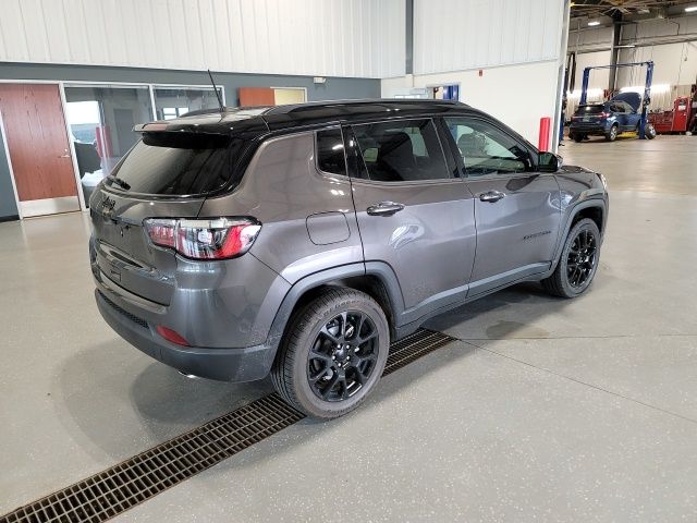 2022 Granite Crystal Metallic Clearcoat Jeep Compass Altitude 4X4 SUV