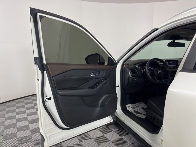2023 Pearl White Tricoat Nissan Rogue SV FWD SUV