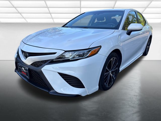 Super White 2018 Toyota Camry SE Sedan Front-Wheel Drive 8-Speed Automatic