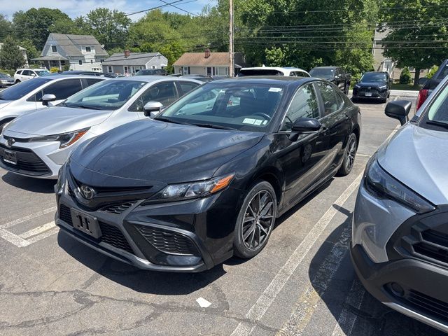 2024 Toyota Camry SE's photo