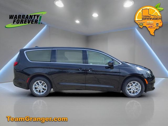 2025 Chrysler Voyager LX - Photo 6