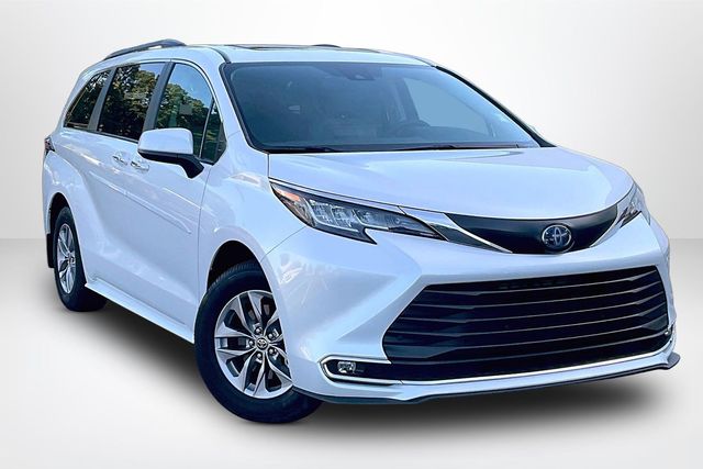 2023 Toyota Sienna XLE 7-Passenger Hybrid FWD's photo