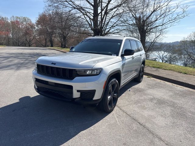 Used 2023 Silver Jeep Altitude image 3