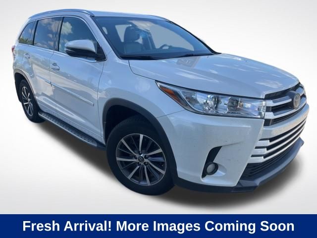 White 2018 Toyota Highlander XLE SUV / Crossover Front-Wheel Drive 8-Speed Automatic