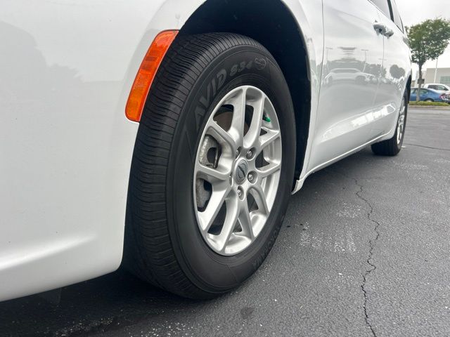 Used 2025 Chrysler Pacifica Van