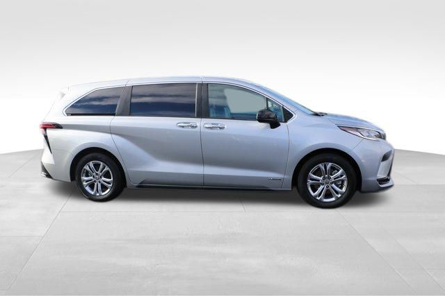 2021 Toyota Sienna XSE 18