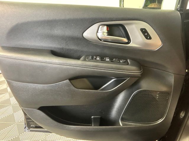 Used 2025 Chrysler Pacifica Van