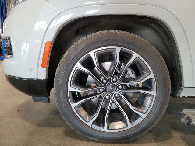 2022 Luxury White Pearlcoat Jeep Grand Wagoneer Series III 4X4 SUV