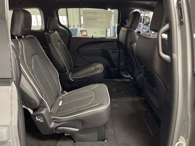 2025 Chrysler Pacifica Limited photo