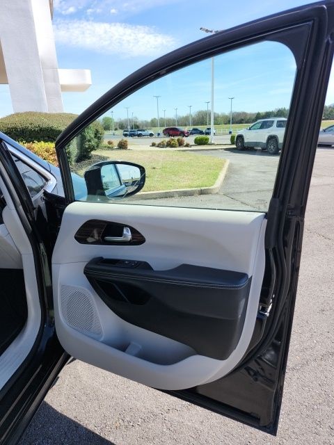 Used 2023 Black Chrysler Limited image 48