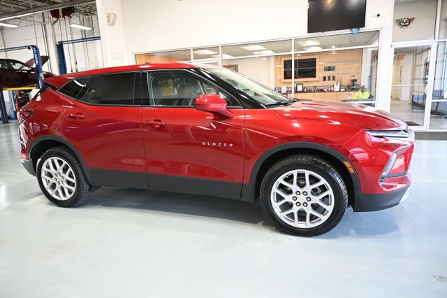 View vehicle photo 4