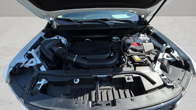 Used 2023 White GMC SLE image 34