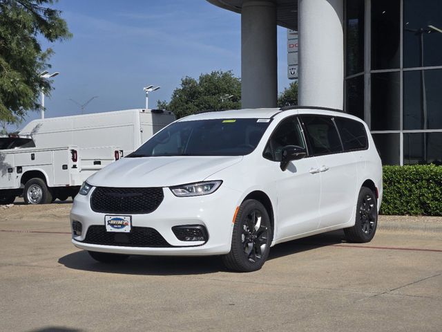 2024 Chrysler Pacifica Touring L 2