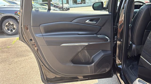 Used 2025 Chevrolet Traverse SUV