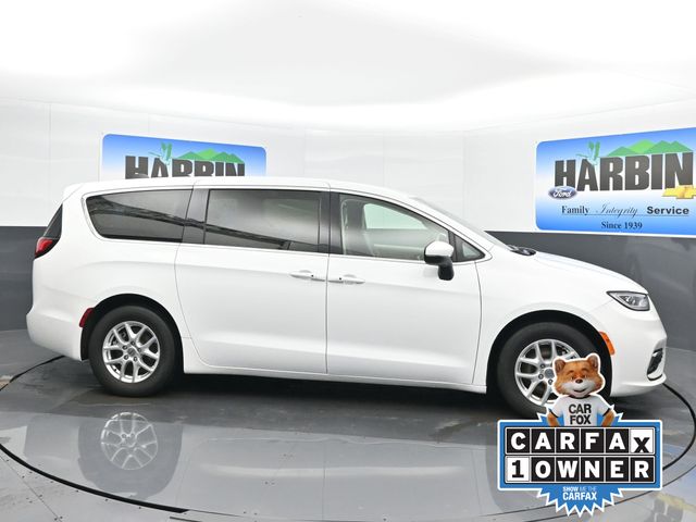 2023 Chrysler Pacifica Touring L photo