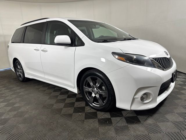 Super White 2017 Toyota Sienna Minivan Front-Wheel Drive 8-Speed Automatic