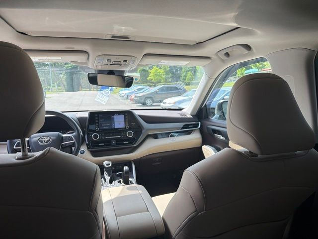2022 Toyota Highlander XLE Off-white at Carlisle Cadillac Buick GMC