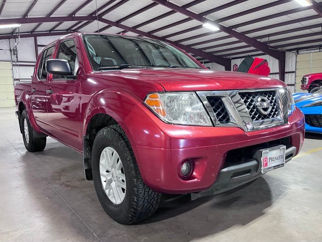 2017 Nissan Frontier Rojo (Lava Red) Camioneta 4X2 5 velocidades Automática marcha alta