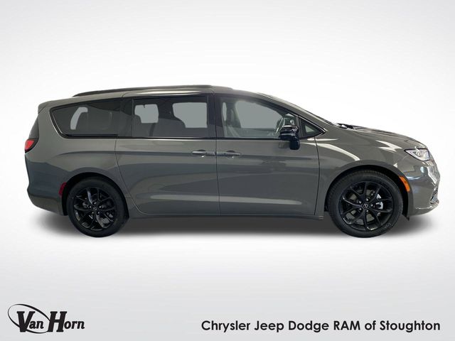 2025 Chrysler Pacifica Limited photo
