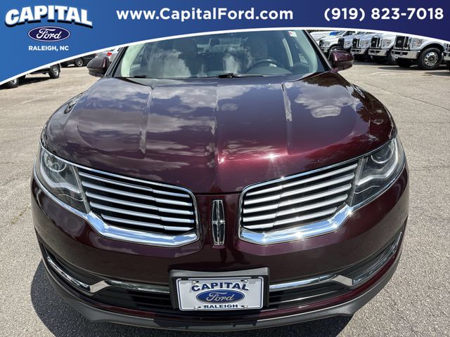 Used 2018 Red Lincoln Select image 10
