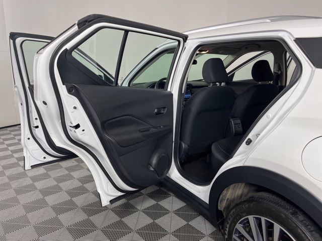 2023 Aspen White Tricoat Nissan Kicks SV FWD SUV