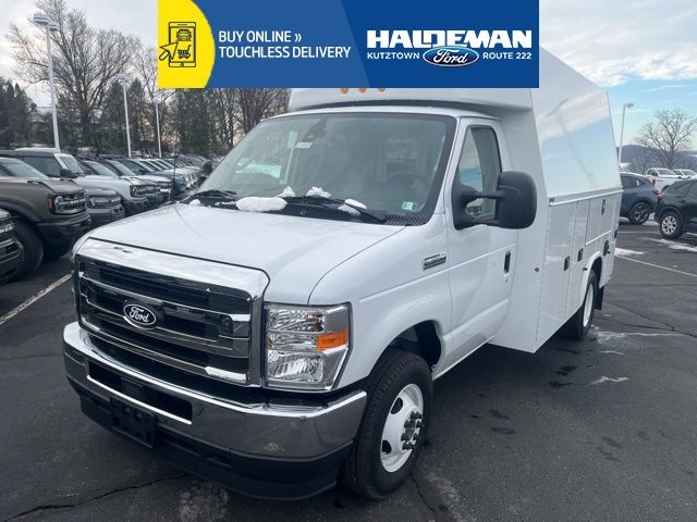Oxford White 2026 Ford E-Series Chassis Pickup Truck Rear-Wheel Drive 6-Speed Automatic Overdrive