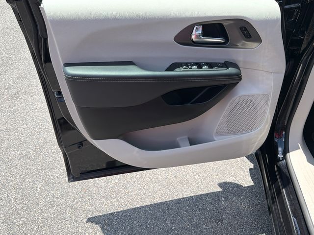 Used 2024 Chrysler Pacifica Van