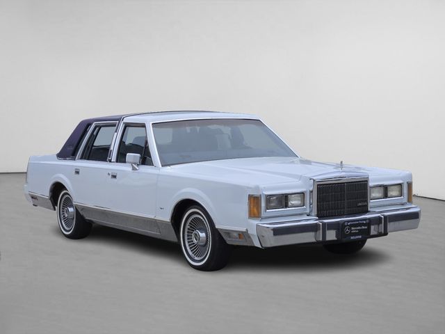 White 1989 Lincoln Town Car Signature Sedan Rear-Wheel Drive 4-Speed Automatic