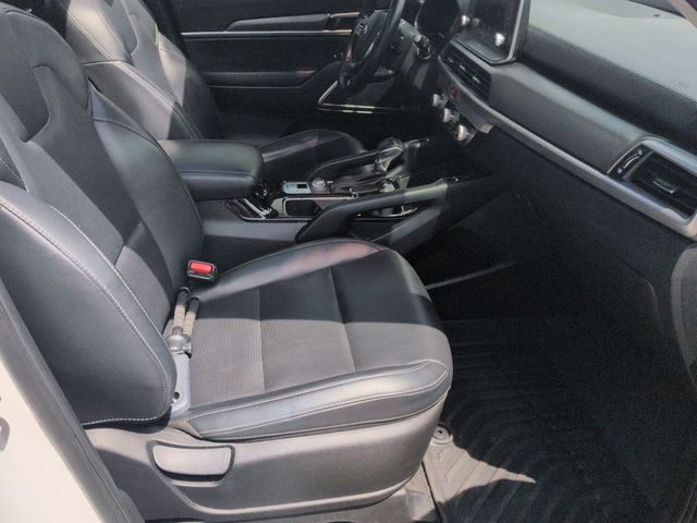 Used 2021 White Kia S image 30