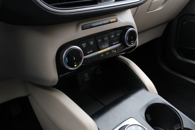 Used 2022  Ford Titanium image 16