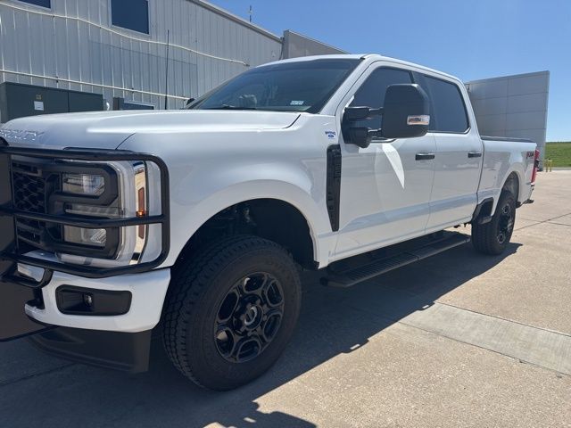 Oxford White 2025 Ford F-250 Super Duty XL Crew Cab 4WD Pickup Truck Four-Wheel Drive Automatic
