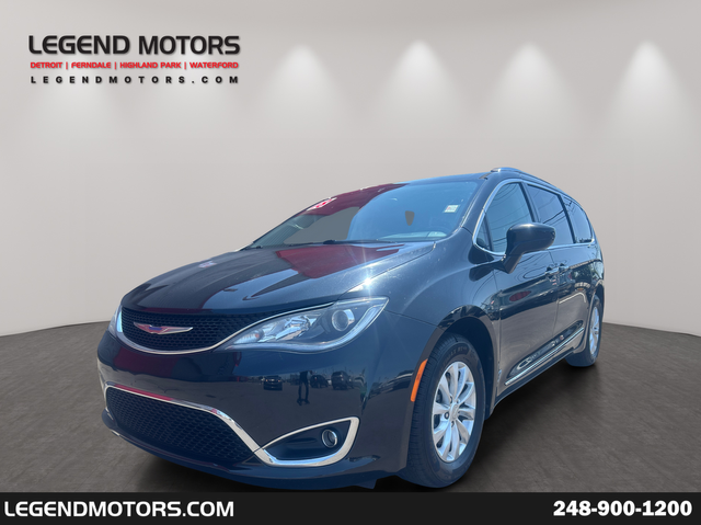 Brilliant Black Crystal Pearlcoat 2018 Chrysler Pacifica Minivan Front-Wheel Drive 9-Speed Automatic