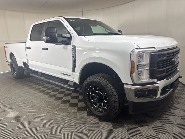 Oxford White 2025 Ford F-350 Super Duty XL Crew Cab 4WD Pickup Truck Four-Wheel Drive Automatic