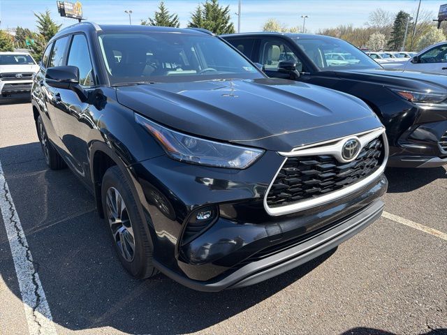 Midnight Black Metallic 2025 Toyota Highlander XLE AWD SUV / Crossover All-Wheel Drive 8-Speed Automatic