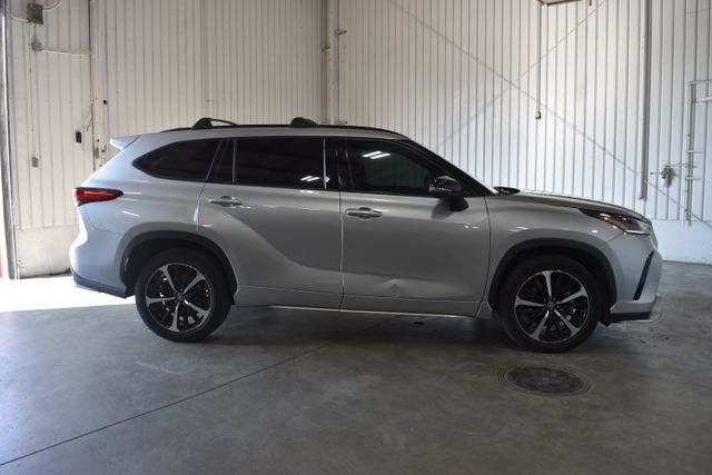 Used 2021 Toyota Highlander XSE with VIN 5TDJZRBH1MS080798 for sale in Kansas City