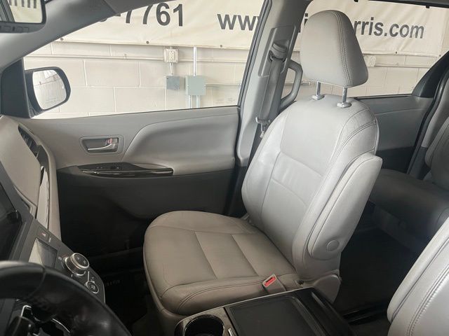 2015 Toyota Sienna XLE photo