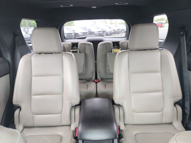Used 2012 White Platinum Clearcoat Metallic Ford Limited image 17