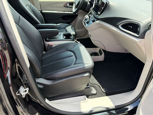 Used 2024 Chrysler Pacifica Van