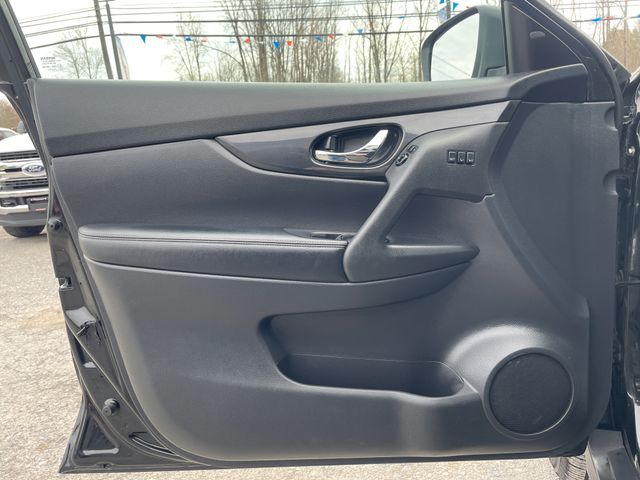 2018 Nissan Rogue SV - Magnetic Black exterior view 9