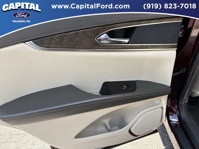 Used 2018 Red Lincoln Select image 17