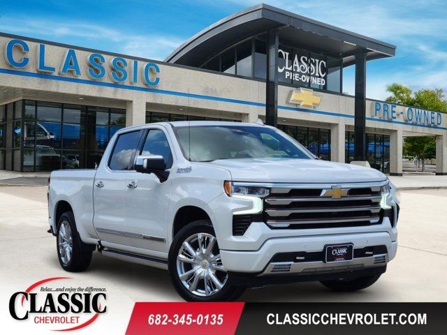 White (Iridescent Pearl Tricoat) 2022 Chevrolet Silverado 1500 High Country Crew Cab 4WD Pickup Truck Four-Wheel Drive Automatic