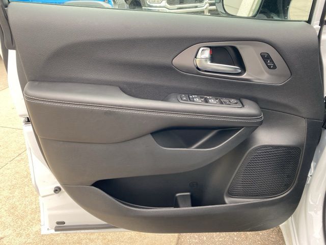 2026 Chrysler Pacifica Select - Bright White Clearcoat exterior view 10