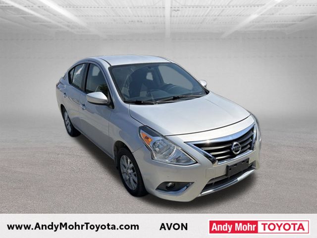 2017 Nissan Versa Plata (Brilliant Silver Metallic) Sedán Tracción delantera Transmisión variable continua