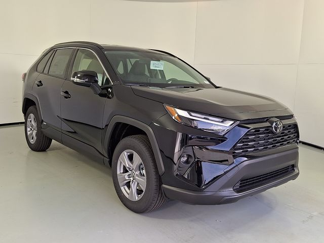 2025 Toyota RAV4 XLE's photo