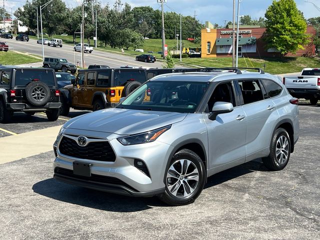 Used 2022 Toyota Highlander XLE with VIN 5TDHZRBH8NS178971 for sale in Kansas City