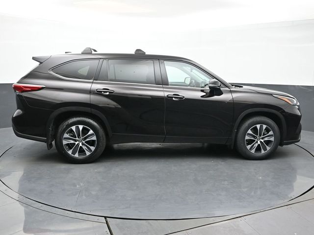 2022 Toyota Highlander XLE 8