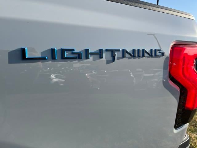 2023 Ford F-150 Lightning Lariat 14