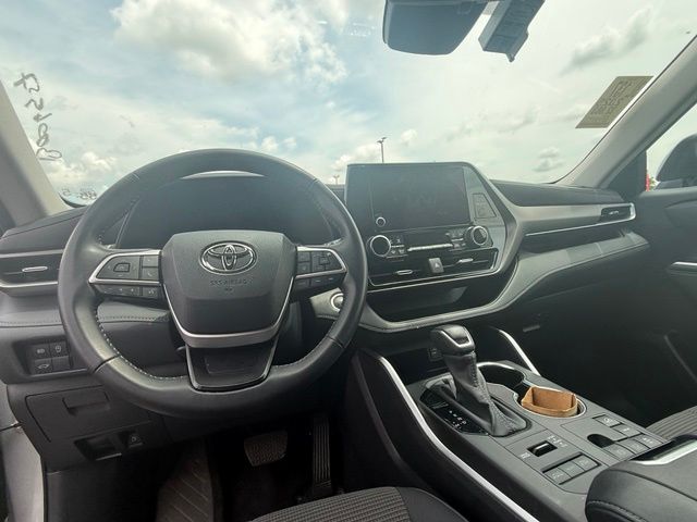 2025 Toyota Highlander LE - Image 4