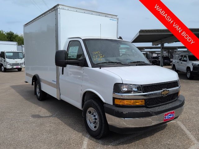 Summit White 2025 Chevrolet Express Chassis 3500 Cutaway 139 Van Rear-Wheel Drive 8-Speed Automatic